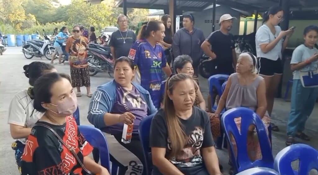 (นครปฐม)“ ผู้ใหญ่บ้านใจบุญหนึ่งเดียวในจังหวัดนครปฐม แจกเงินลูกบ้านครัวเรือนละ 500 บาทเป็นของขวัญปีใหม่ (นครปฐม)“ ผู้ใหญ่บ้านใจบุญหนึ่งเดียวในจังหวัดนครปฐม แจกเงินลูกบ้านครัวเรือนละ 500 บาทเป็นของขวัญปีใหม่