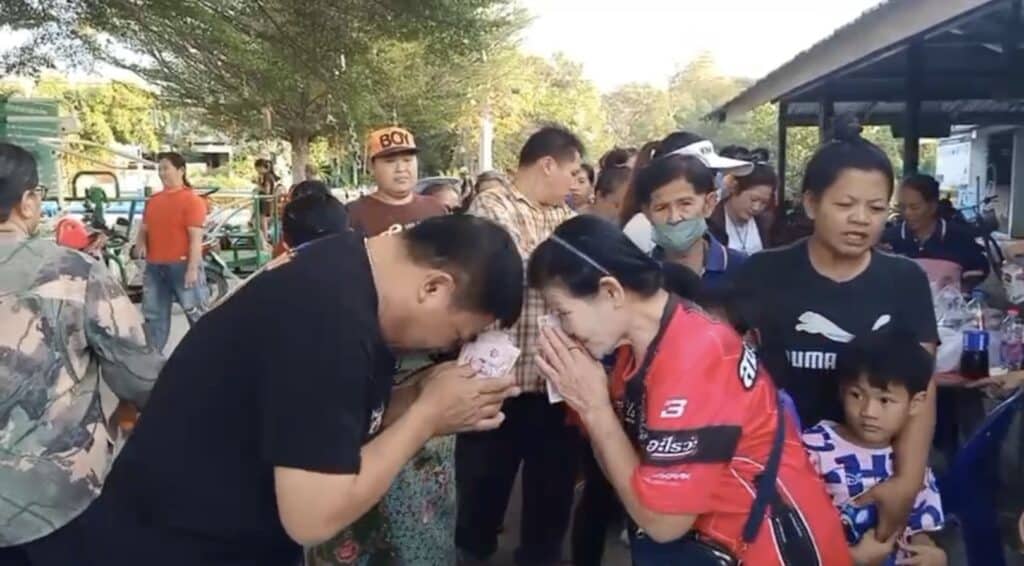 (นครปฐม)“ ผู้ใหญ่บ้านใจบุญหนึ่งเดียวในจังหวัดนครปฐม แจกเงินลูกบ้านครัวเรือนละ 500 บาทเป็นของขวัญปีใหม่ (นครปฐม)“ ผู้ใหญ่บ้านใจบุญหนึ่งเดียวในจังหวัดนครปฐม แจกเงินลูกบ้านครัวเรือนละ 500 บาทเป็นของขวัญปีใหม่