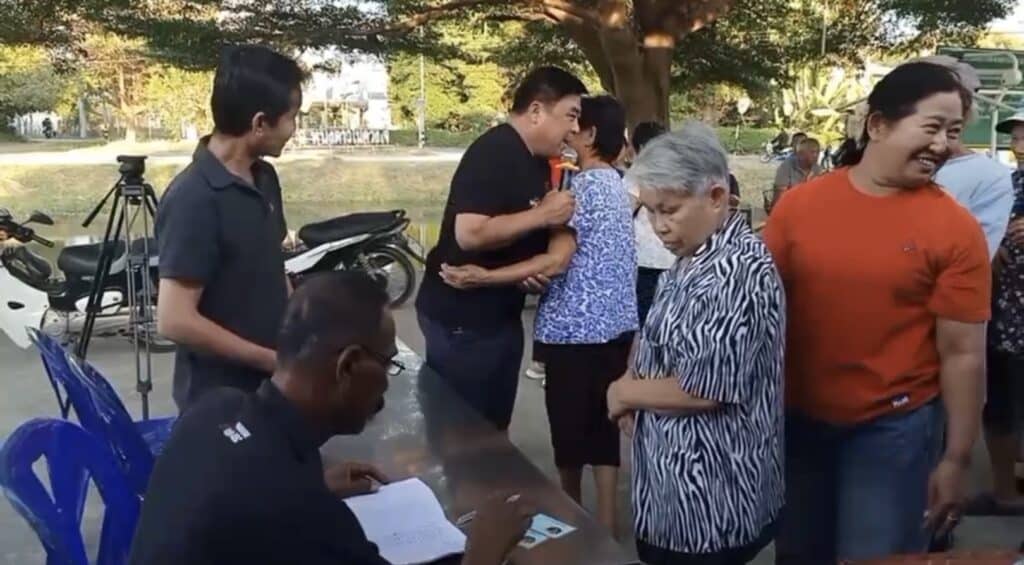 (นครปฐม)“ ผู้ใหญ่บ้านใจบุญหนึ่งเดียวในจังหวัดนครปฐม แจกเงินลูกบ้านครัวเรือนละ 500 บาทเป็นของขวัญปีใหม่ (นครปฐม)“ ผู้ใหญ่บ้านใจบุญหนึ่งเดียวในจังหวัดนครปฐม แจกเงินลูกบ้านครัวเรือนละ 500 บาทเป็นของขวัญปีใหม่