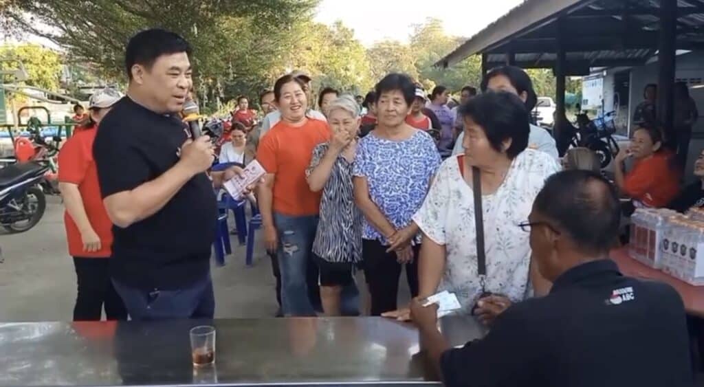 (นครปฐม)“ ผู้ใหญ่บ้านใจบุญหนึ่งเดียวในจังหวัดนครปฐม แจกเงินลูกบ้านครัวเรือนละ 500 บาทเป็นของขวัญปีใหม่ (นครปฐม)“ ผู้ใหญ่บ้านใจบุญหนึ่งเดียวในจังหวัดนครปฐม แจกเงินลูกบ้านครัวเรือนละ 500 บาทเป็นของขวัญปีใหม่