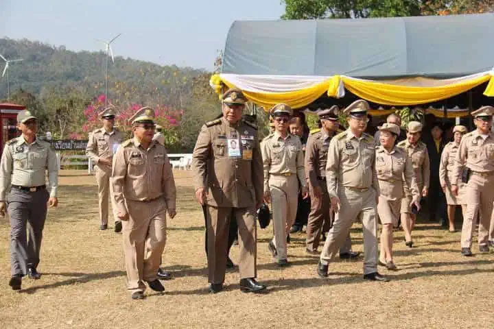 องคมนตรี เชิญสิ่งของพระราชทานของพระบาทสมเด็จพระเจ้าอยู่หัวและสมเด็จพระนางเจ้าฯ พระบรมราชินี ไปมอบแก่ราษฎรและเจ้าหน้าที่ผู้ปฏิบัติงานในพื้นที่จังหวัดอุตรดิตถ์