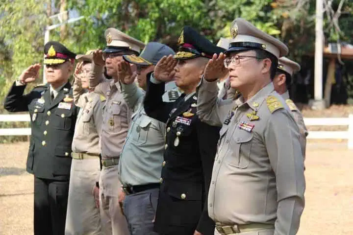 องคมนตรี เชิญสิ่งของพระราชทานของพระบาทสมเด็จพระเจ้าอยู่หัวและสมเด็จพระนางเจ้าฯ พระบรมราชินี ไปมอบแก่ราษฎรและเจ้าหน้าที่ผู้ปฏิบัติงานในพื้นที่จังหวัดอุตรดิตถ์