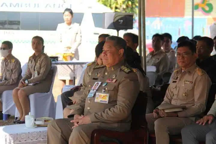 องคมนตรี เชิญสิ่งของพระราชทานของพระบาทสมเด็จพระเจ้าอยู่หัวและสมเด็จพระนางเจ้าฯ พระบรมราชินี ไปมอบแก่ราษฎรและเจ้าหน้าที่ผู้ปฏิบัติงานในพื้นที่จังหวัดอุตรดิตถ์