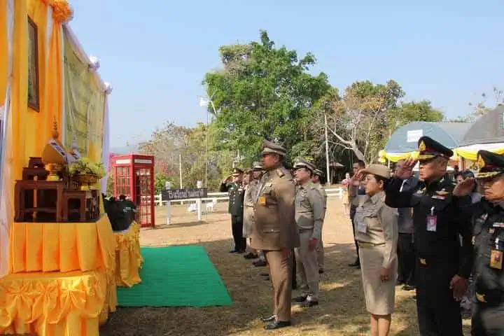 องคมนตรี เชิญสิ่งของพระราชทานของพระบาทสมเด็จพระเจ้าอยู่หัวและสมเด็จพระนางเจ้าฯ พระบรมราชินี ไปมอบแก่ราษฎรและเจ้าหน้าที่ผู้ปฏิบัติงานในพื้นที่จังหวัดอุตรดิตถ์