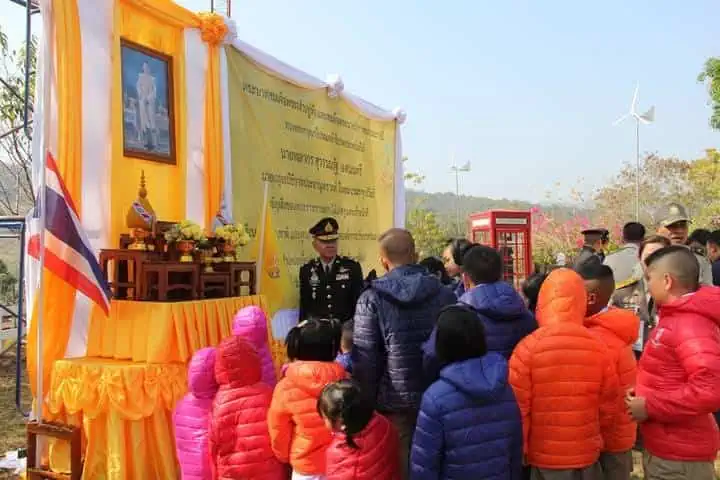 องคมนตรี เชิญสิ่งของพระราชทานของพระบาทสมเด็จพระเจ้าอยู่หัวและสมเด็จพระนางเจ้าฯ พระบรมราชินี ไปมอบแก่ราษฎรและเจ้าหน้าที่ผู้ปฏิบัติงานในพื้นที่จังหวัดอุตรดิตถ์