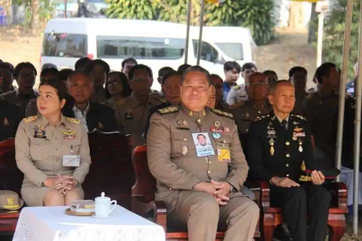 องคมนตรี เชิญสิ่งของพระราชทานของพระบาทสมเด็จพระเจ้าอยู่หัวและสมเด็จพระนางเจ้าฯ พระบรมราชินี ไปมอบแก่ราษฎรและเจ้าหน้าที่ผู้ปฏิบัติงานในพื้นที่จังหวัดอุตรดิตถ์