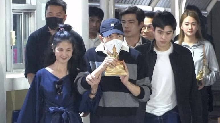 เปิดภาพแรก 'มิน -แซม' หลังถูกปล่อยจากเรือนจำ ญาติรอรับกลับบ้าน เปิดภาพแรก 'มิน -แซม' หลังถูกปล่อยจากเรือนจำ ญาติรอรับกลับบ้าน