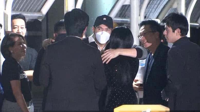 เปิดภาพแรก 'มิน -แซม' หลังถูกปล่อยจากเรือนจำ ญาติรอรับกลับบ้าน เปิดภาพแรก 'มิน -แซม' หลังถูกปล่อยจากเรือนจำ ญาติรอรับกลับบ้าน