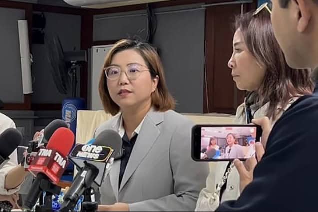 ‘มาดามอ้อย’ หอบเอกสารหลักฐาน คดีทนายตั้มโกงเงิน 71 ล้านบาทยื่น ปปง. ขอรับการคุ้มครองสิทธิผู้เสียหาย ยืนยัน ไม่ขอไกล่เกลี่ย ขอลุยสุดซอย ด้าน รองโฆษก ปปง. ชี้ บ้านหรูที่ถูกยึดห้ามบุคคลภายนอกเข้าใช้ เว้นแต่ยื่นคำร้องขอใช้ทรัพย์ชั่วคราว ‘มาดามอ้อย’ หอบเอกสารหลักฐาน คดีทนายตั้มโกงเงิน 71 ล้านบาทยื่น ปปง. ขอรับการคุ้มครองสิทธิผู้เสียหาย ยืนยัน ไม่ขอไกล่เกลี่ย ขอลุยสุดซอย ด้าน รองโฆษก ปปง. ชี้ บ้านหรูที่ถูกยึดห้ามบุคคลภายนอกเข้าใช้ เว้นแต่ยื่นคำร้องขอใช้ทรัพย์ชั่วคราว