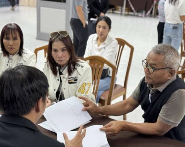 ‘มาดามอ้อย’ หอบเอกสารหลักฐาน คดีทนายตั้มโกงเงิน 71 ล้านบาทยื่น ปปง. ขอรับการคุ้มครองสิทธิผู้เสียหาย ยืนยัน ไม่ขอไกล่เกลี่ย ขอลุยสุดซอย ด้าน รองโฆษก ปปง. ชี้ บ้านหรูที่ถูกยึดห้ามบุคคลภายนอกเข้าใช้ เว้นแต่ยื่นคำร้องขอใช้ทรัพย์ชั่วคราว ‘มาดามอ้อย’ หอบเอกสารหลักฐาน คดีทนายตั้มโกงเงิน 71 ล้านบาทยื่น ปปง. ขอรับการคุ้มครองสิทธิผู้เสียหาย ยืนยัน ไม่ขอไกล่เกลี่ย ขอลุยสุดซอย ด้าน รองโฆษก ปปง. ชี้ บ้านหรูที่ถูกยึดห้ามบุคคลภายนอกเข้าใช้ เว้นแต่ยื่นคำร้องขอใช้ทรัพย์ชั่วคราว