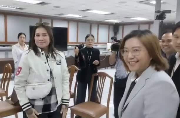 ‘มาดามอ้อย’ หอบเอกสารหลักฐาน คดีทนายตั้มโกงเงิน 71 ล้านบาทยื่น ปปง. ขอรับการคุ้มครองสิทธิผู้เสียหาย ยืนยัน ไม่ขอไกล่เกลี่ย ขอลุยสุดซอย ด้าน รองโฆษก ปปง. ชี้ บ้านหรูที่ถูกยึดห้ามบุคคลภายนอกเข้าใช้ เว้นแต่ยื่นคำร้องขอใช้ทรัพย์ชั่วคราว ‘มาดามอ้อย’ หอบเอกสารหลักฐาน คดีทนายตั้มโกงเงิน 71 ล้านบาทยื่น ปปง. ขอรับการคุ้มครองสิทธิผู้เสียหาย ยืนยัน ไม่ขอไกล่เกลี่ย ขอลุยสุดซอย ด้าน รองโฆษก ปปง. ชี้ บ้านหรูที่ถูกยึดห้ามบุคคลภายนอกเข้าใช้ เว้นแต่ยื่นคำร้องขอใช้ทรัพย์ชั่วคราว