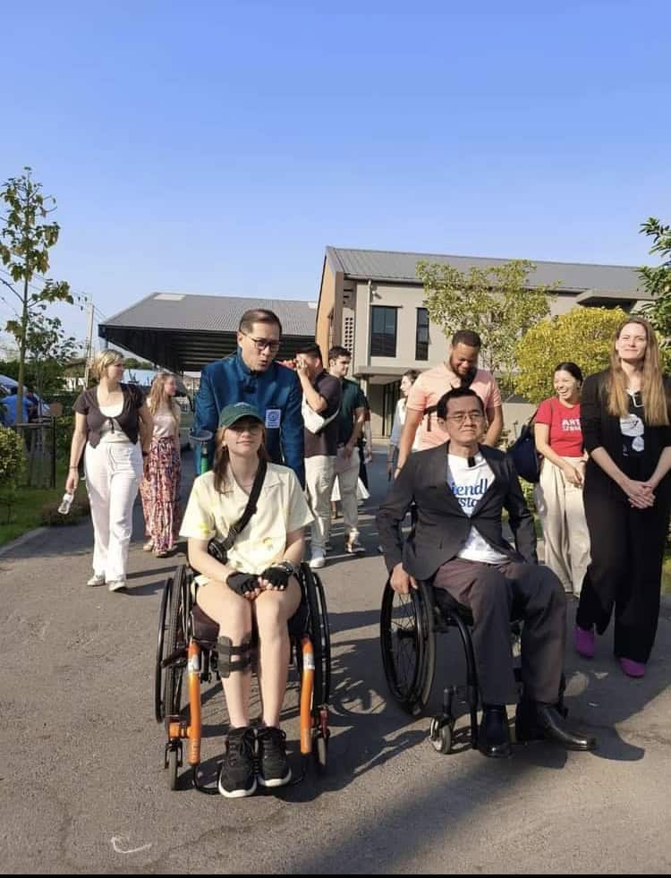 นักศึกษาอเมริกัน บินมาดูงานมูลนิธิอารยสถาปัตย์ฯ นักศึกษาอเมริกัน บินมาดูงานมูลนิธิอารยสถาปัตย์ฯ