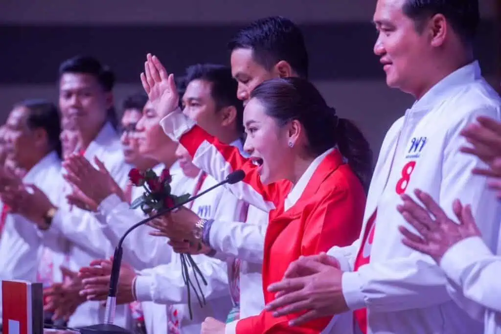 ‘แพทองธาร‘ ปราศรัยช่วยผู้สมัครนายก อบจ.นครพนม บอกพูดอะไรได้ไม่มาก โดนมองจับผิด ตอนนี้นักร้องเสียงดีเยอะ