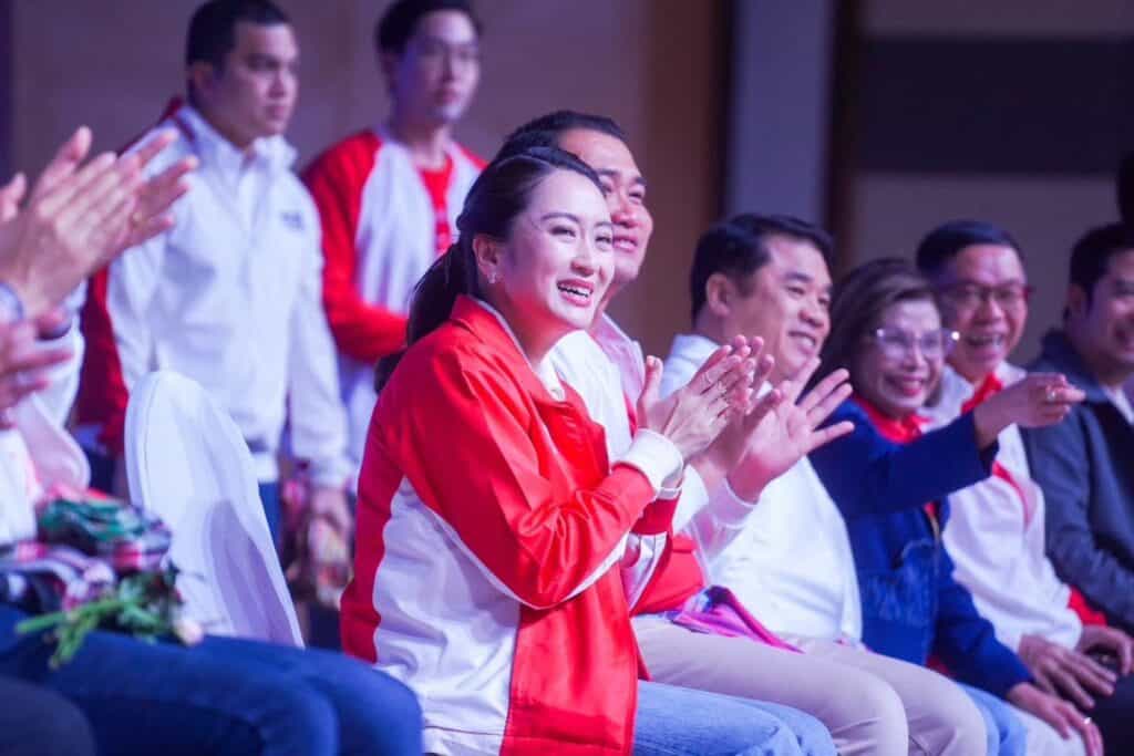 ‘แพทองธาร‘ ปราศรัยช่วยผู้สมัครนายก อบจ.นครพนม บอกพูดอะไรได้ไม่มาก โดนมองจับผิด ตอนนี้นักร้องเสียงดีเยอะ ‘แพทองธาร‘ ปราศรัยช่วยผู้สมัครนายก อบจ.นครพนม บอกพูดอะไรได้ไม่มาก โดนมองจับผิด ตอนนี้นักร้องเสียงดีเยอะ