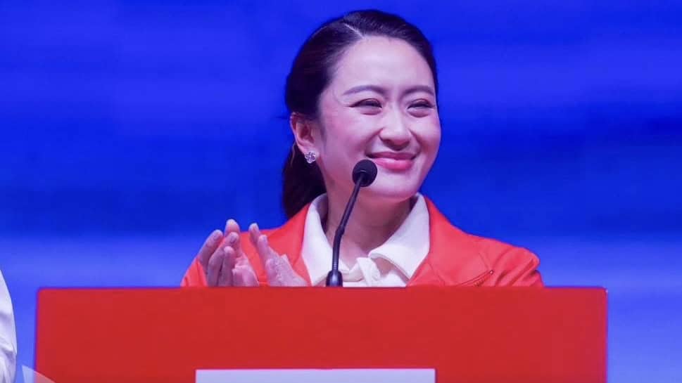 ‘แพทองธาร‘ ปราศรัยช่วยผู้สมัครนายก อบจ.นครพนม บอกพูดอะไรได้ไม่มาก โดนมองจับผิด ตอนนี้นักร้องเสียงดีเยอะ ‘แพทองธาร‘ ปราศรัยช่วยผู้สมัครนายก อบจ.นครพนม บอกพูดอะไรได้ไม่มาก โดนมองจับผิด ตอนนี้นักร้องเสียงดีเยอะ