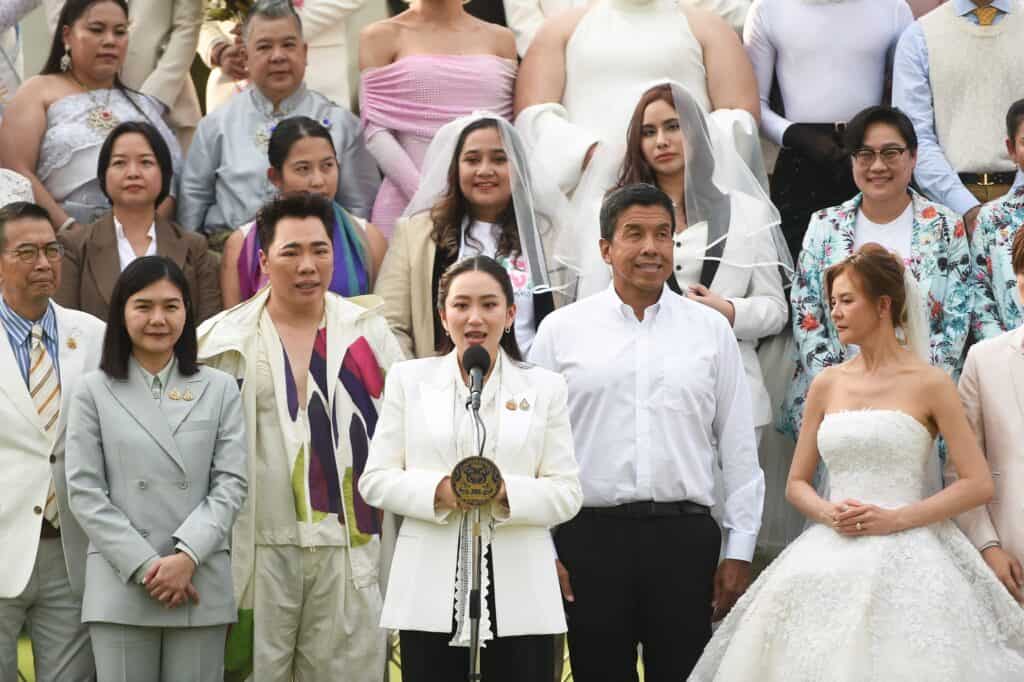 นายกฯ ถ่ายภาพประวัติศาสตร์ในโอกาสประกาศใช้กฎหมายสมรสเท่าเทียม ขอบคุณ ฝ่ายรัฐบาล - ฝ่ายค้าน - ภาคประชาชน ร่วมกันผลักดันจนสำเร็จ ยินดีที่มีความรักได้ทุกรูปแบบ นายกฯ ถ่ายภาพประวัติศาสตร์ในโอกาสประกาศใช้กฎหมายสมรสเท่าเทียม ขอบคุณ ฝ่ายรัฐบาล - ฝ่ายค้าน - ภาคประชาชน ร่วมกันผลักดันจนสำเร็จ ยินดีที่มีความรักได้ทุกรูปแบบ