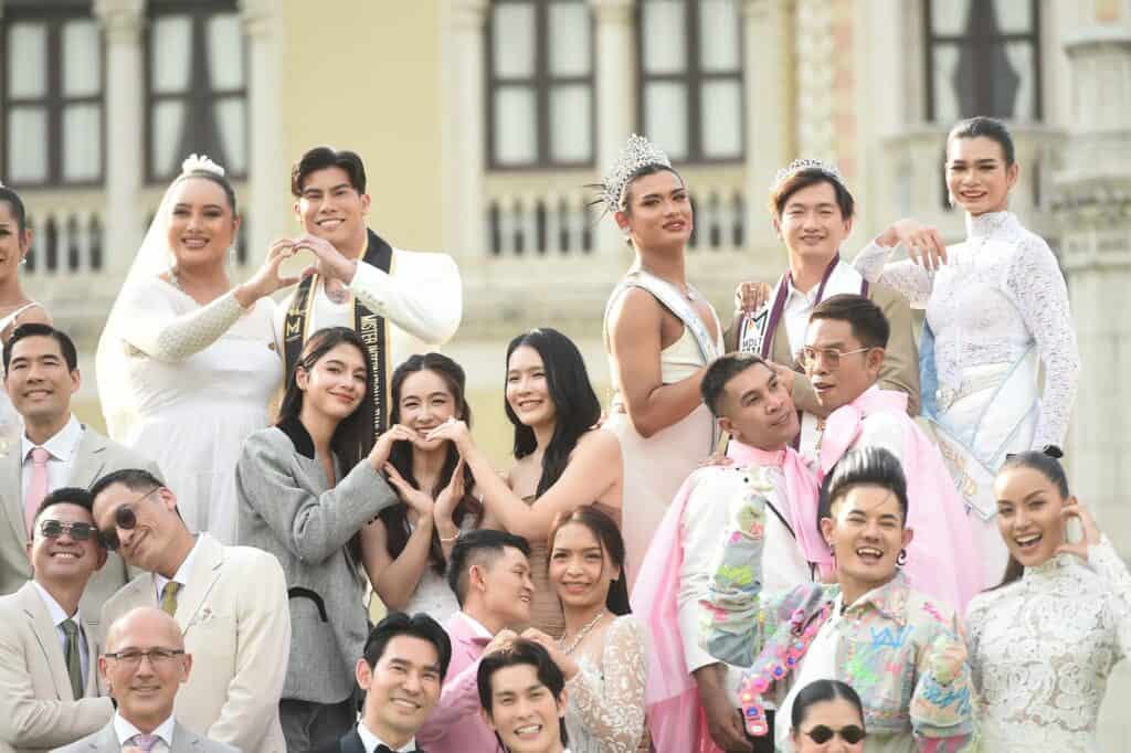 นายกฯ ถ่ายภาพประวัติศาสตร์ในโอกาสประกาศใช้กฎหมายสมรสเท่าเทียม ขอบคุณ ฝ่ายรัฐบาล - ฝ่ายค้าน - ภาคประชาชน ร่วมกันผลักดันจนสำเร็จ ยินดีที่มีความรักได้ทุกรูปแบบ นายกฯ ถ่ายภาพประวัติศาสตร์ในโอกาสประกาศใช้กฎหมายสมรสเท่าเทียม ขอบคุณ ฝ่ายรัฐบาล - ฝ่ายค้าน - ภาคประชาชน ร่วมกันผลักดันจนสำเร็จ ยินดีที่มีความรักได้ทุกรูปแบบ