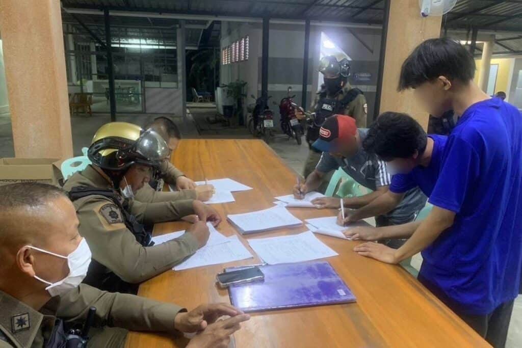 สภ.แม่สอด ส่งตัวชาวอินโดนีเซีย 32 คน เข้าศูนย์บูรณาการคัดแยกผู้เสียหายค้ามนุษย์ หลังสอบเพิ่มพบข้อบ่งชี้ว่ามีการบังคับใช้แรงงาน สภ.แม่สอด ส่งตัวชาวอินโดนีเซีย 32 คน เข้าศูนย์บูรณาการคัดแยกผู้เสียหายค้ามนุษย์ หลังสอบเพิ่มพบข้อบ่งชี้ว่ามีการบังคับใช้แรงงาน