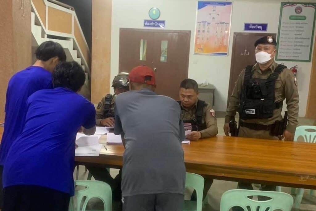 สภ.แม่สอด ส่งตัวชาวอินโดนีเซีย 32 คน เข้าศูนย์บูรณาการคัดแยกผู้เสียหายค้ามนุษย์ หลังสอบเพิ่มพบข้อบ่งชี้ว่ามีการบังคับใช้แรงงาน สภ.แม่สอด ส่งตัวชาวอินโดนีเซีย 32 คน เข้าศูนย์บูรณาการคัดแยกผู้เสียหายค้ามนุษย์ หลังสอบเพิ่มพบข้อบ่งชี้ว่ามีการบังคับใช้แรงงาน