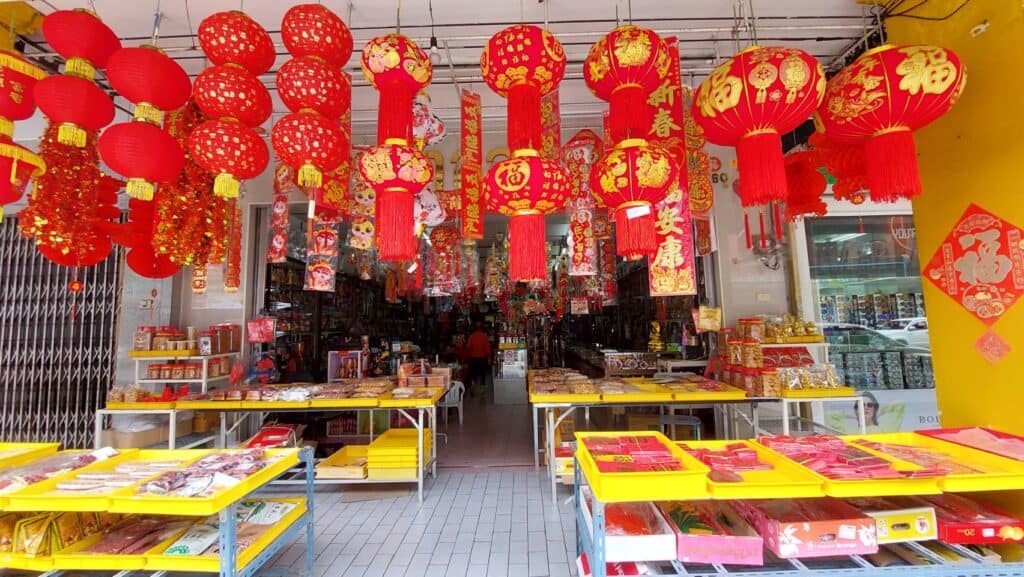 ร้านค้าเมืองเบตงคึกคัก คนไทยเชื้อสายจีน ชาวมาเลเซีย ข้ามแดนแห่ซื้อเสื้อแดงรับตรุษจีน ร้านค้าเมืองเบตงคึกคัก คนไทยเชื้อสายจีน ชาวมาเลเซีย ข้ามแดนแห่ซื้อเสื้อแดงรับตรุษจีน