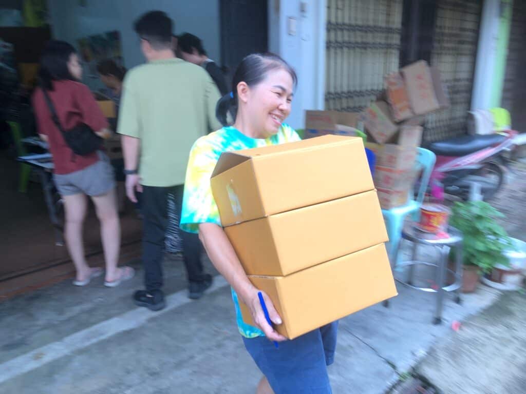 ร้านค้าเมืองเบตงคึกคัก คนไทยเชื้อสายจีน ชาวมาเลเซีย ข้ามแดนแห่ซื้อเสื้อแดงรับตรุษจีน ร้านค้าเมืองเบตงคึกคัก คนไทยเชื้อสายจีน ชาวมาเลเซีย ข้ามแดนแห่ซื้อเสื้อแดงรับตรุษจีน