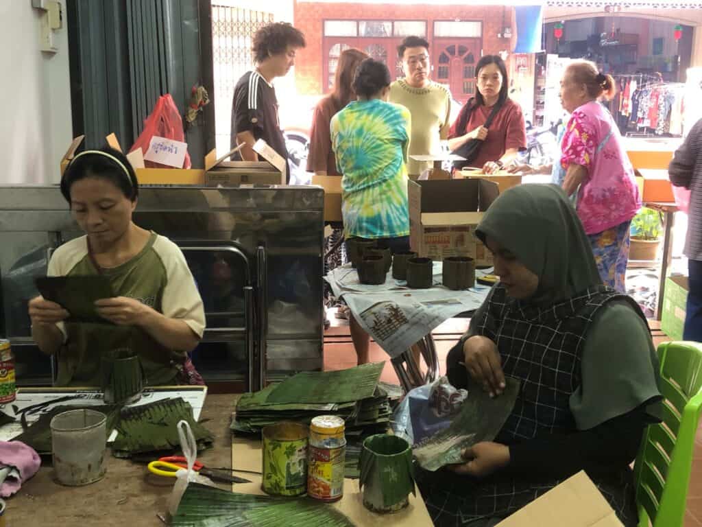 ร้านค้าเมืองเบตงคึกคัก คนไทยเชื้อสายจีน ชาวมาเลเซีย ข้ามแดนแห่ซื้อเสื้อแดงรับตรุษจีน ร้านค้าเมืองเบตงคึกคัก คนไทยเชื้อสายจีน ชาวมาเลเซีย ข้ามแดนแห่ซื้อเสื้อแดงรับตรุษจีน