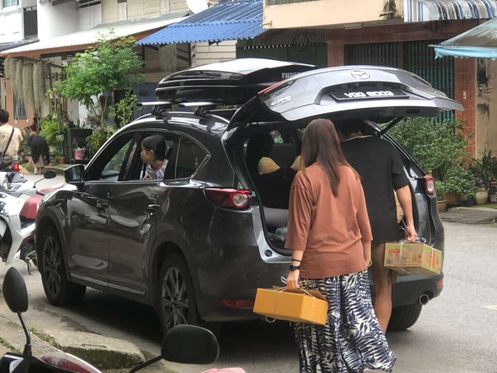 ร้านค้าเมืองเบตงคึกคัก คนไทยเชื้อสายจีน ชาวมาเลเซีย ข้ามแดนแห่ซื้อเสื้อแดงรับตรุษจีน ร้านค้าเมืองเบตงคึกคัก คนไทยเชื้อสายจีน ชาวมาเลเซีย ข้ามแดนแห่ซื้อเสื้อแดงรับตรุษจีน