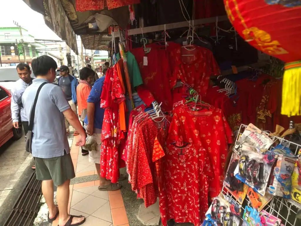 ร้านค้าเมืองเบตงคึกคัก คนไทยเชื้อสายจีน ชาวมาเลเซีย ข้ามแดนแห่ซื้อเสื้อแดงรับตรุษจีน 