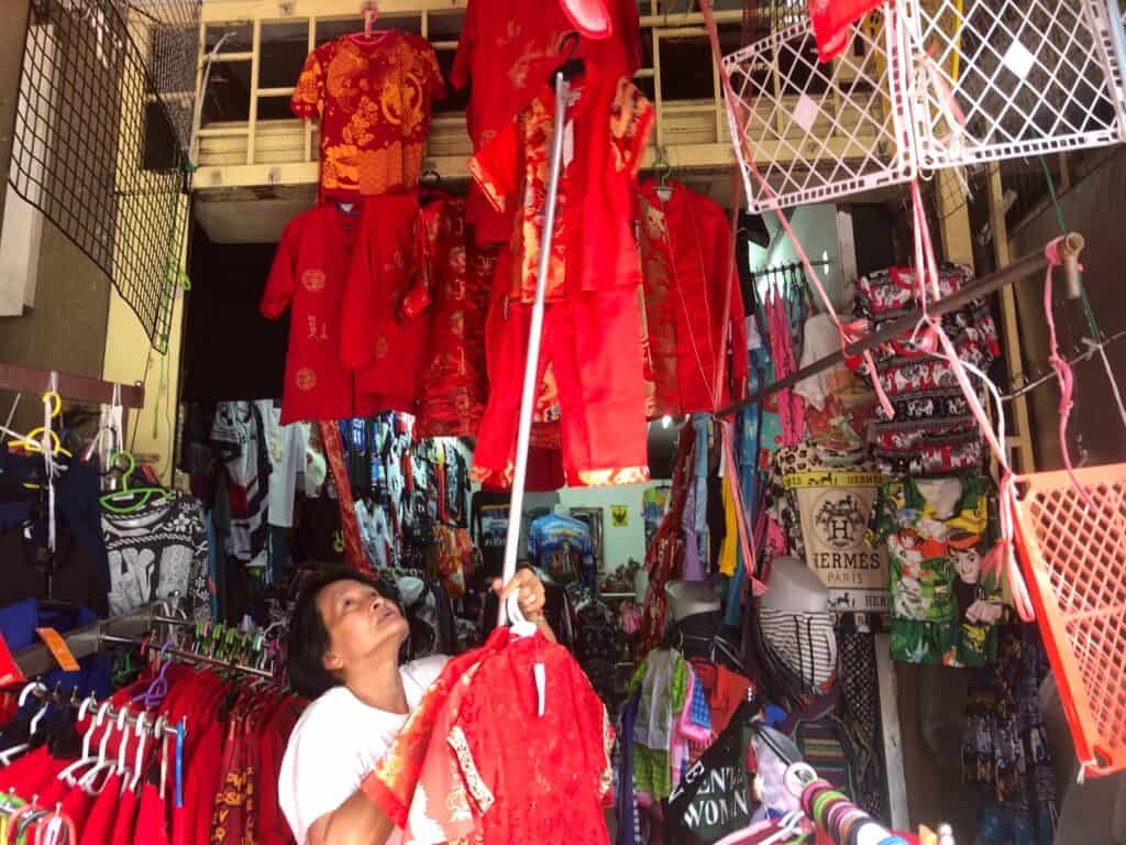ร้านค้าเมืองเบตงคึกคัก คนไทยเชื้อสายจีน ชาวมาเลเซีย ข้ามแดนแห่ซื้อเสื้อแดงรับตรุษจีน ร้านค้าเมืองเบตงคึกคัก คนไทยเชื้อสายจีน ชาวมาเลเซีย ข้ามแดนแห่ซื้อเสื้อแดงรับตรุษจีน