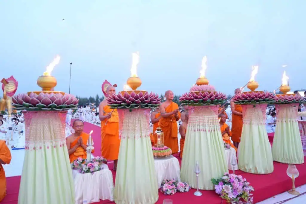 พระธรรมยาตรา 1,141 รูป เจริญสมาธิภาวนาถวายในหลวง ณ อนุสรณ์สถานบางปลา