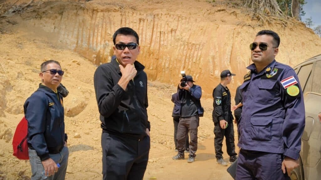 วุฒิสภา บุกตรวจจีนเทารุกป่าสงวน ทำสวนทุเรียนบนเขานับพันไร่ วุฒิสภา บุกตรวจจีนเทารุกป่าสงวน ทำสวนทุเรียนบนเขานับพันไร่