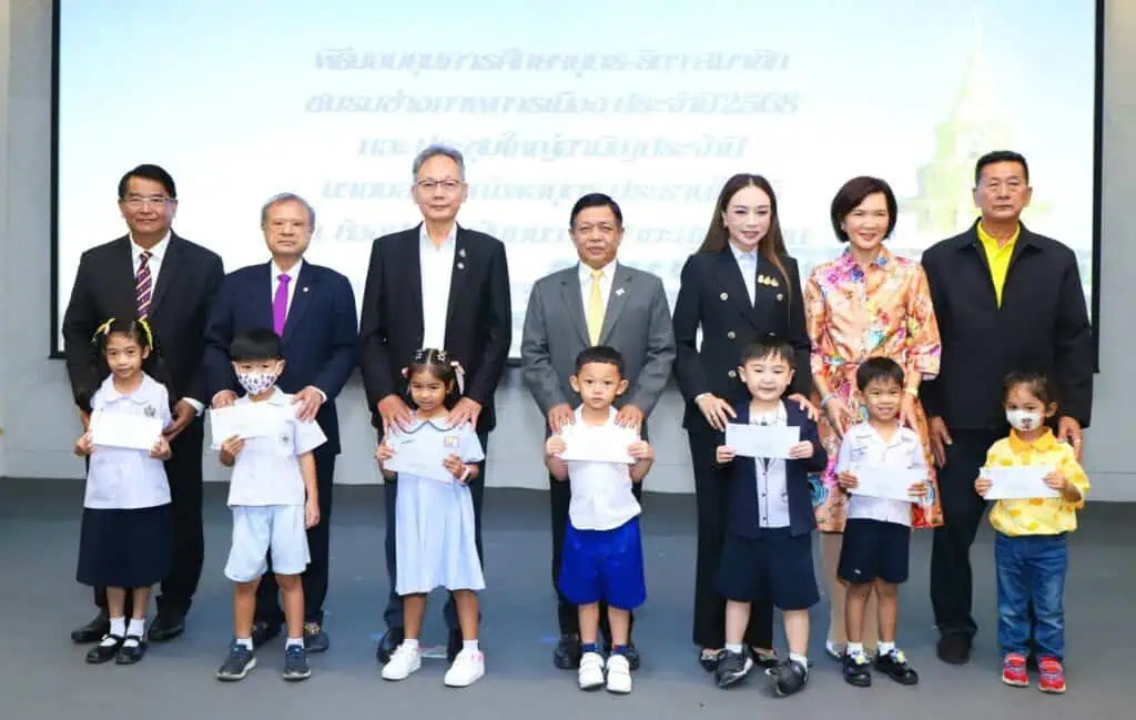 ชมรมช่างภาพการเมือง มอบทุนการศึกษาแก่ "บุตร – ธิดา" สมาชิก