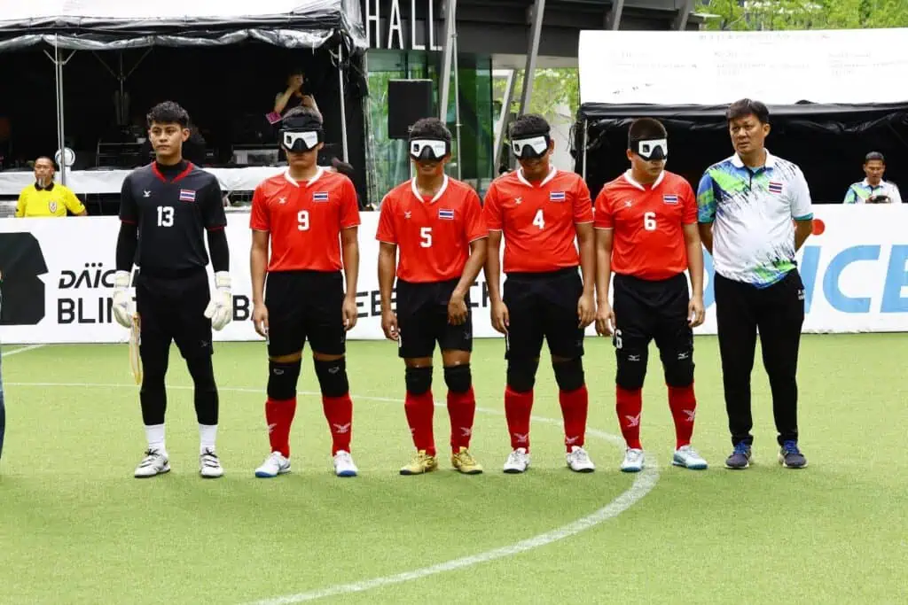 ทัพนักเตะคนตาบอดทีมชาติไทย ปรับทัพส่งชุดดาวรุ่งลงดวลเจ้าภาพญี่ปุ่น ก่อนจะพลาดช่วงสองนาทีสุดท้าย พ่ายไปหวุดหวิด 0-1รั้งอันดับสี่ของกลุ่ม