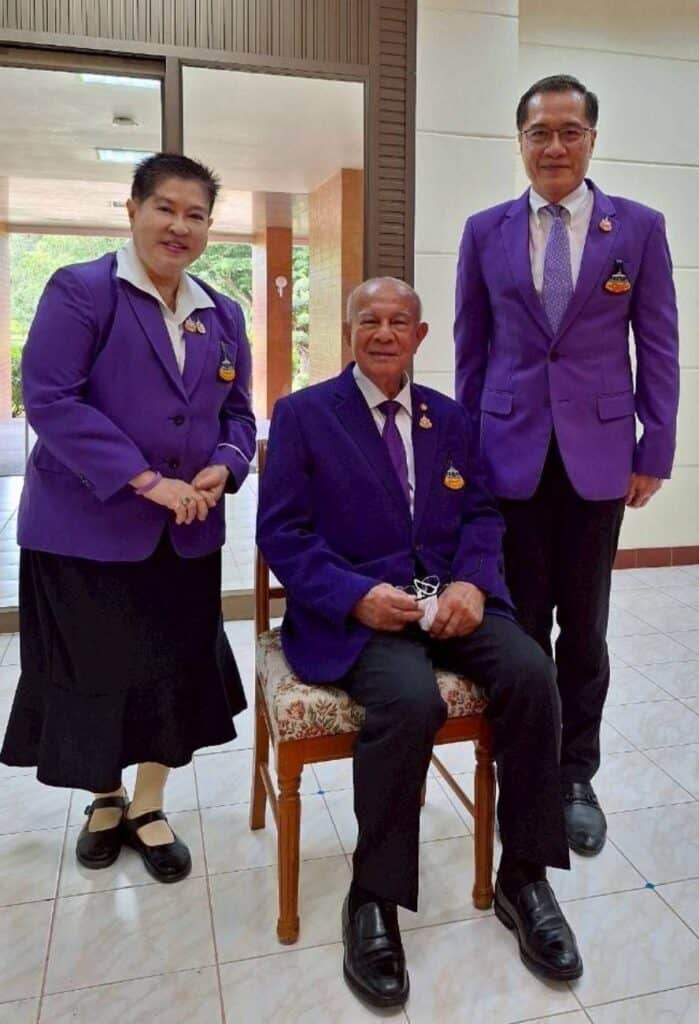 คณะกรรมการมูลนิธิศิษย์นายร้อยฯถวายรายงาน-นำนร.ทุนถวายบังคมลาศึกษาต่อ คณะกรรมการมูลนิธิศิษย์นายร้อยฯถวายรายงาน-นำนร.ทุนถวายบังคมลาศึกษาต่อ