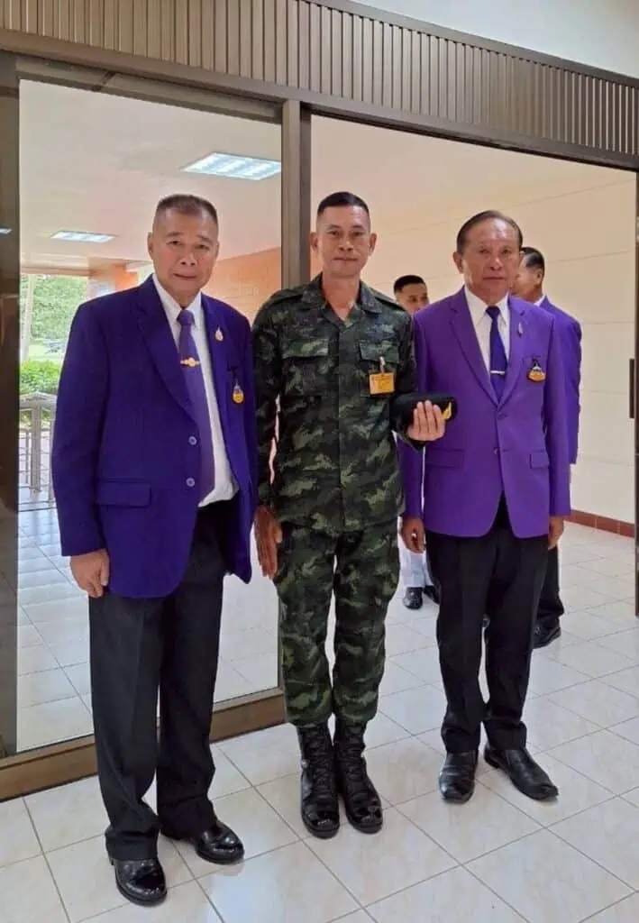 คณะกรรมการมูลนิธิศิษย์นายร้อยฯถวายรายงาน-นำนร.ทุนถวายบังคมลาศึกษาต่อ