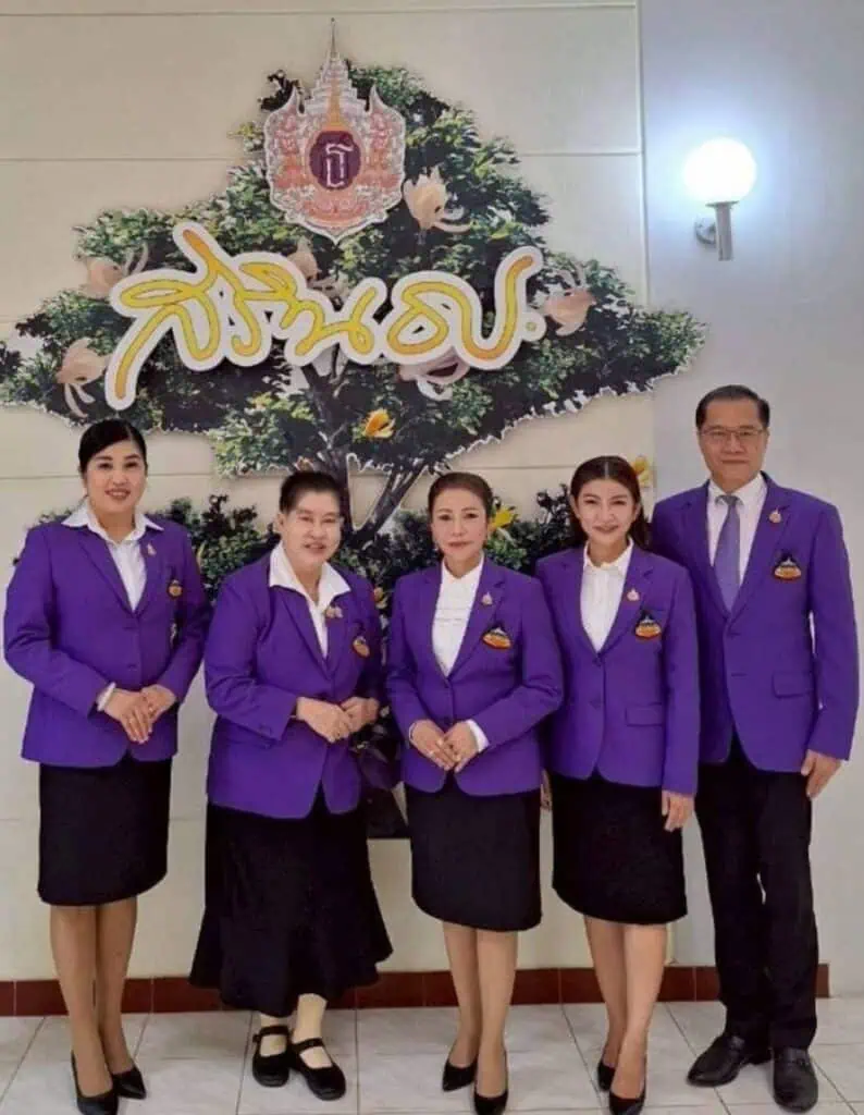 คณะกรรมการมูลนิธิศิษย์นายร้อยฯถวายรายงาน-นำนร.ทุนถวายบังคมลาศึกษาต่อ