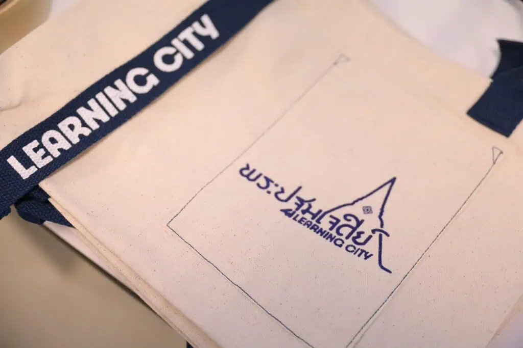 นครปฐม — คณะศึกษาศาสตร์ ม.ศิลปากร เดินหน้าขับเคลื่อน “พระปฐมเจดีย์” สู่เมืองแห่งการเรียนรู้ ด้วยพลังเครือข่าย และภูมิปัญญาท้องถิ่น เปิดเวทีนำเสนอแนวทางวิจัยยกระดับคุณค่าทางประวัติศาสตร์และวัฒนธรรม สู่นครปฐมเมืองเรียนรู้ต้นแบบ