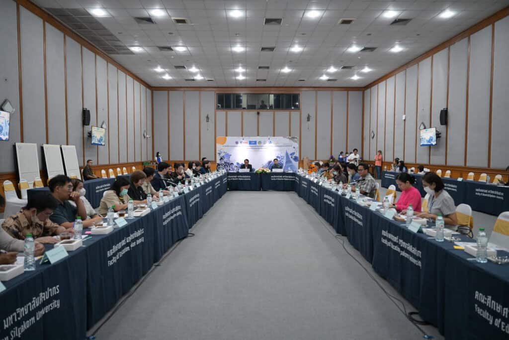 นครปฐม — คณะศึกษาศาสตร์ ม.ศิลปากร เดินหน้าขับเคลื่อน “พระปฐมเจดีย์” สู่เมืองแห่งการเรียนรู้ ด้วยพลังเครือข่าย และภูมิปัญญาท้องถิ่น เปิดเวทีนำเสนอแนวทางวิจัยยกระดับคุณค่าทางประวัติศาสตร์และวัฒนธรรม สู่นครปฐมเมืองเรียนรู้ต้นแบบ นครปฐม — คณะศึกษาศาสตร์ ม.ศิลปากร เดินหน้าขับเคลื่อน “พระปฐมเจดีย์” สู่เมืองแห่งการเรียนรู้ ด้วยพลังเครือข่าย และภูมิปัญญาท้องถิ่น เปิดเวทีนำเสนอแนวทางวิจัยยกระดับคุณค่าทางประวัติศาสตร์และวัฒนธรรม สู่นครปฐมเมืองเรียนรู้ต้นแบบ