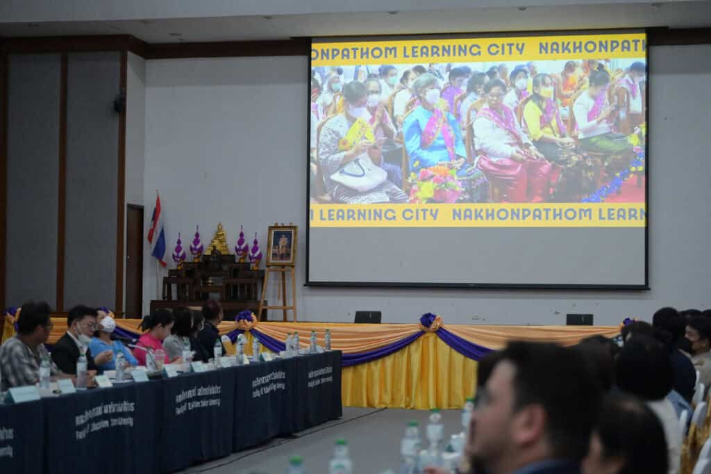 นครปฐม — คณะศึกษาศาสตร์ ม.ศิลปากร เดินหน้าขับเคลื่อน “พระปฐมเจดีย์” สู่เมืองแห่งการเรียนรู้ ด้วยพลังเครือข่าย และภูมิปัญญาท้องถิ่น เปิดเวทีนำเสนอแนวทางวิจัยยกระดับคุณค่าทางประวัติศาสตร์และวัฒนธรรม สู่นครปฐมเมืองเรียนรู้ต้นแบบ นครปฐม — คณะศึกษาศาสตร์ ม.ศิลปากร เดินหน้าขับเคลื่อน “พระปฐมเจดีย์” สู่เมืองแห่งการเรียนรู้ ด้วยพลังเครือข่าย และภูมิปัญญาท้องถิ่น เปิดเวทีนำเสนอแนวทางวิจัยยกระดับคุณค่าทางประวัติศาสตร์และวัฒนธรรม สู่นครปฐมเมืองเรียนรู้ต้นแบบ