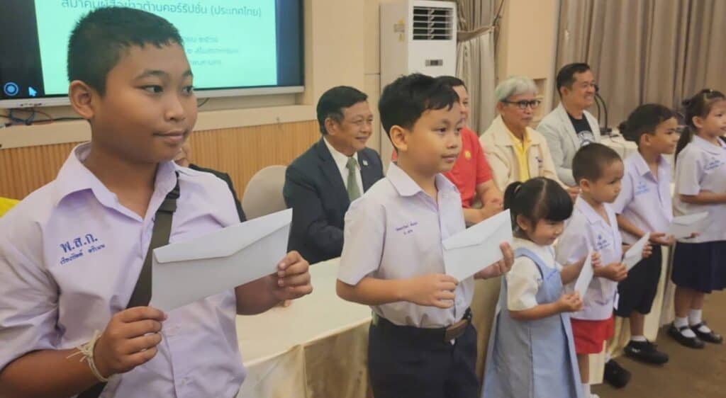 "สมาคมสื่อต้านโกง" มอบทุนการศึกษา ส่งเสริมอนาคตลูกหลาน ครอบครัวคนข่าวเป็นคนดี "สมาคมสื่อต้านโกง" มอบทุนการศึกษา ส่งเสริมอนาคตลูกหลาน ครอบครัวคนข่าวเป็นคนดี