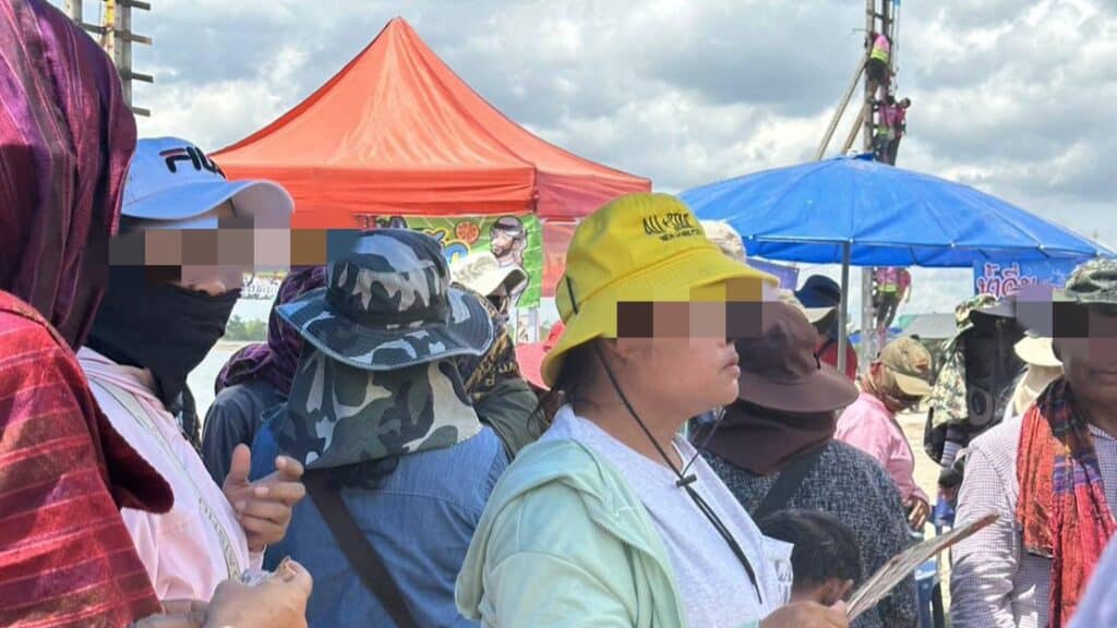 สุดทน! ชาวบ้านโวยบั้งไฟเถื่อนย้ายรังจากอุบลฯ บุกร้อยเอ็ด เล่นพนันกลางงานบุญ บั้งไฟเถื่อนอลหม่าน! อุบลฯ เอาไม่อยู่ แก๊งพนันย้ายซิ่งข้ามจังหวัดโผล่ร้อยเอ็ด เก็บค่าเข้า 300 เล่นพนันโจ๋งครึ่ม!