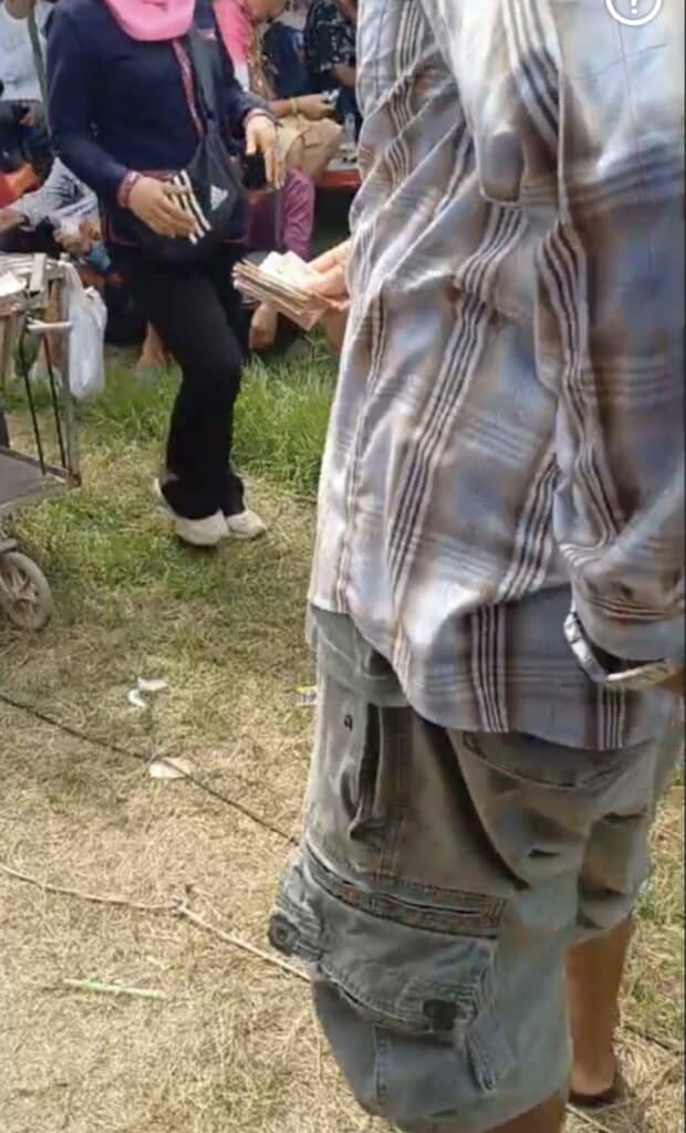 บั้งไฟเถื่อนอลหม่าน! อุบลฯ เอาไม่อยู่ แก๊งพนันย้ายซิ่งข้ามจังหวัดโผล่ร้อยเอ็ด เก็บค่าเข้า 300 เล่นพนันโจ๋งครึ่ม! บั้งไฟเถื่อนอลหม่าน! อุบลฯ เอาไม่อยู่ แก๊งพนันย้ายซิ่งข้ามจังหวัดโผล่ร้อยเอ็ด เก็บค่าเข้า 300 เล่นพนันโจ๋งครึ่ม!