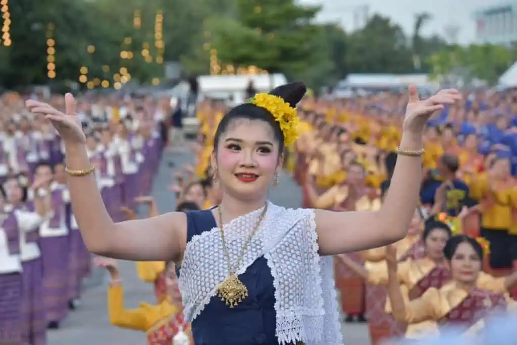 "สว.จำลอง"ร่วมสืบสานประเพณีแห่เทียนพรรษาสุพรรณบุรี อนุรักษ์ศิลปะไทยโบราณ