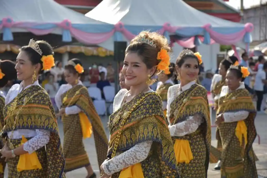 "สว.จำลอง"ร่วมสืบสานประเพณีแห่เทียนพรรษาสุพรรณบุรี อนุรักษ์ศิลปะไทยโบราณ