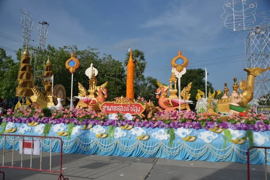 "สว.จำลอง"ร่วมสืบสานประเพณีแห่เทียนพรรษาสุพรรณบุรี อนุรักษ์ศิลปะไทยโบราณ