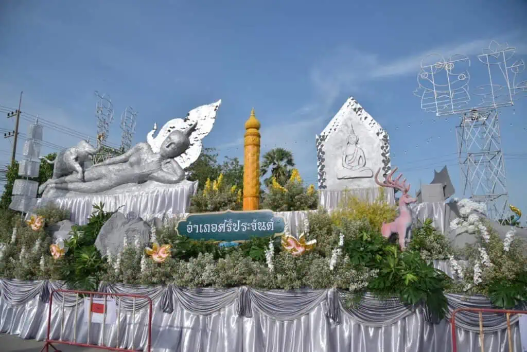 "สว.จำลอง"ร่วมสืบสานประเพณีแห่เทียนพรรษาสุพรรณบุรี อนุรักษ์ศิลปะไทยโบราณ