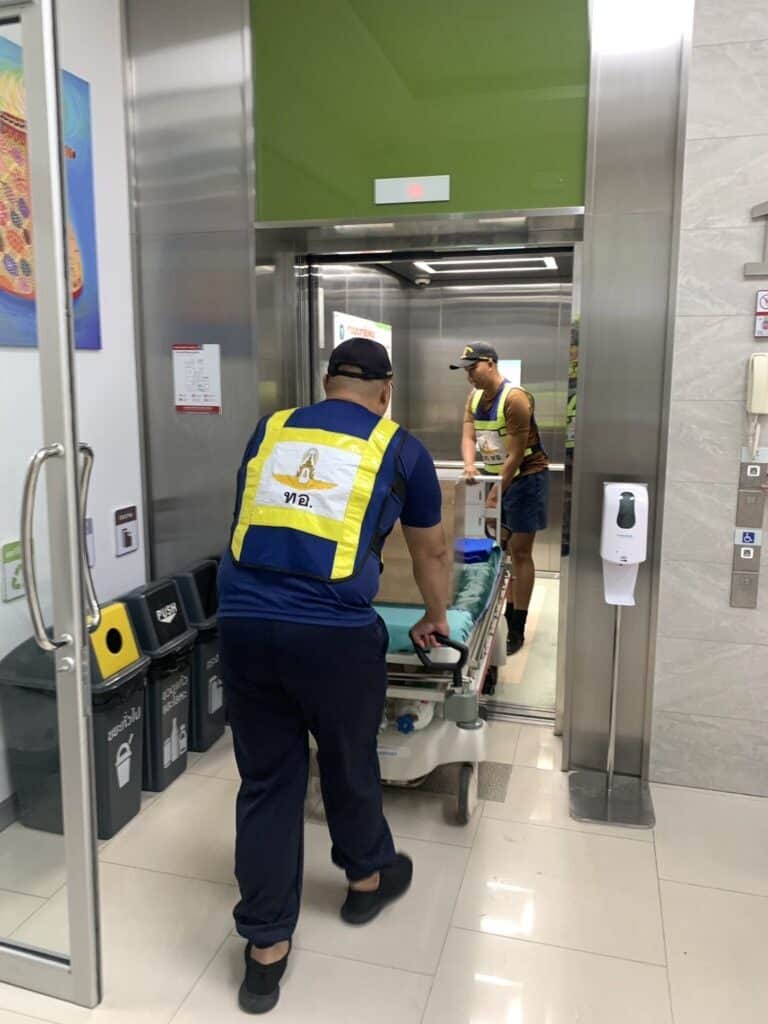 ทอ.จัดอาคารฝูงบิน 466 ตั้งโรงพยาบาลสนาม รองรับผู้ป่วยฉุกเฉิน-สู้น้ำท่วม ทอ.จัดอาคารฝูงบิน 466 ตั้งโรงพยาบาลสนาม รองรับผู้ป่วยฉุกเฉิน-สู้น้ำท่วม