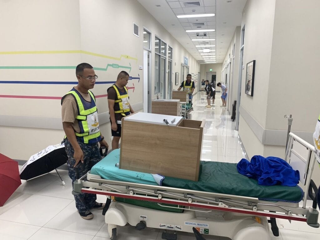 ทอ.จัดอาคารฝูงบิน 466 ตั้งโรงพยาบาลสนาม รองรับผู้ป่วยฉุกเฉิน-สู้น้ำท่วม ทอ.จัดอาคารฝูงบิน 466 ตั้งโรงพยาบาลสนาม รองรับผู้ป่วยฉุกเฉิน-สู้น้ำท่วม