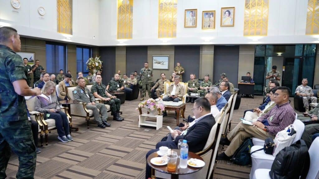 กองทัพอากาศ จัดเครื่องบิน C-130 นำทูตทหาร 24 ชาติ ลงพื้นที่พิสูจน์ "เขมรโจมตีพลเรือน" กองทัพอากาศ จัดเครื่องบิน C-130 นำทูตทหาร 24 ชาติ ลงพื้นที่พิสูจน์ "เขมรโจมตีพลเรือน"