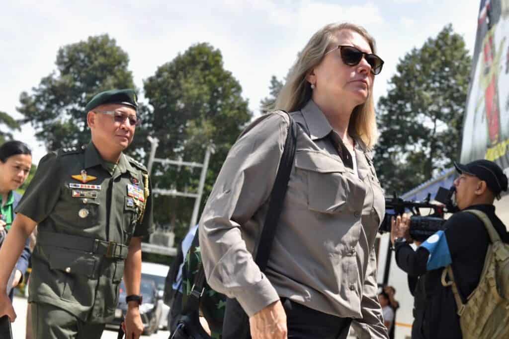 คณะทูต-สื่อนานาชาติลงพื้นที่ชายแดนให้ความสนใจในข้อมูลพยานหลักฐานที่รัฐบาลไทยนำเสนอ คณะทูต-สื่อนานาชาติลงพื้นที่ชายแดนให้ความสนใจในข้อมูลพยานหลักฐานที่รัฐบาลไทยนำเสนอ